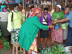 Un groupe de personnes au marché