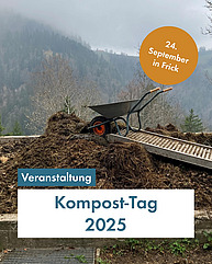 Eine Schubkarre steht auf einer Rampe auf einem hohen Kompostberg. Im Hintergrund ist nebliger Wald zu sehen. Text: "Veranstaltung: Kompost-Tag 2025; 24. September in Frick.