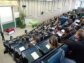 Referentin vor einem Auditorium