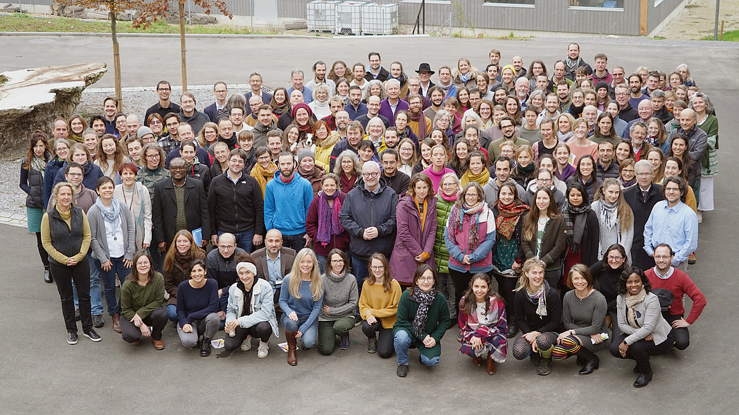 Teamfoto vor dem Alvarium