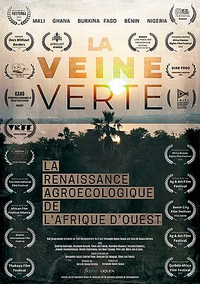 L'affiche de film, le titre sur un coucher de soleil, avec des arbres à l'avant.