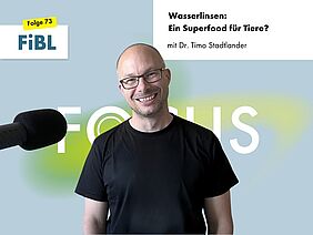 Ein Mann mit einem Podcast-Mikrofon.