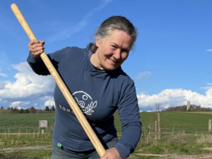 A portrait picture of Regula Züger at work.