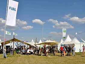 Stand mit Sonnenschirmen, Zelten und Bannern