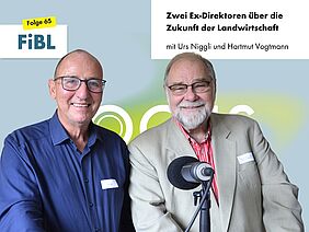 Zwei Männer vor dem Podcast-Mikrofon, FiBL Focus Logo im Hintergrund.