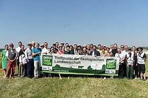 Eine Gruppe von Menschen mit einem Öko-Feldtage-Banner