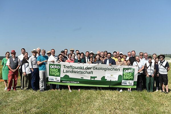 Eine Gruppe von Menschen mit einem Öko-Feldtage-Banner
