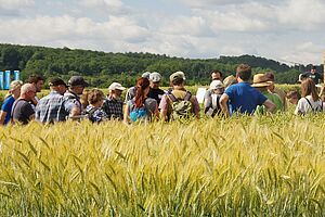 Seminarteilnehmer am Feldrand