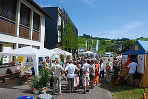 Stände und Besucher am Tag der offenen Tür