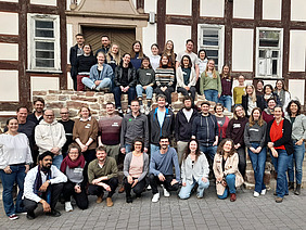 Gruppenfoto von etwa 45 Frauen und Männern unterschiedlichen Alters.