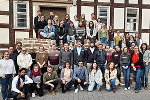 Gruppenfoto von etwa 45 Frauen und Männern unterschiedlichen Alters.