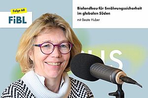 Eine Frau an einem Podcast-Mikrofon.