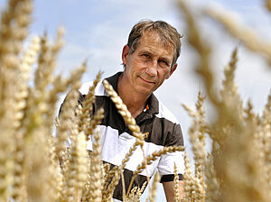 Hansueli Dierauer dans un champ de céréales.