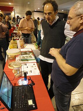 Henryk Luka und ein Besucher verfolgen die Aktivität der Schlupfwespen auf einem Laptop