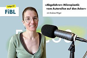 Eine Frau am Mikrofon.