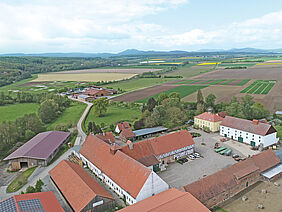Luftbild der Hofgebäude und Flächen der Hessischen Staatsdomäne Frankenhausen.