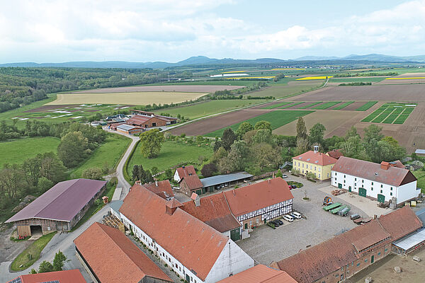 Luftbild der Hofgebäude und Flächen der Hessischen Staatsdomäne Frankenhausen.