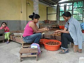 Mann und Frau bei der Selektion von Kakaosamen