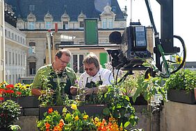 Le journaliste et producteur ABE Luc Mariot avec le collaborateur du FiBL Jacques Fuchs pendant le tournage de l'émission. Photo: FiBL