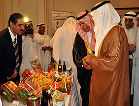 Angeregter Austausch bei der Verkostung von Bio-Erzeugnissen; v.l.n.r.: Dr. Mustafa Gassim (Präsident "Saudi Food and Drug Authority" SFDA), Dr. Saad Khalil (MoA, Organic Farming Supervisor), Dr. Fahd Balghunaim (Agrarminister)