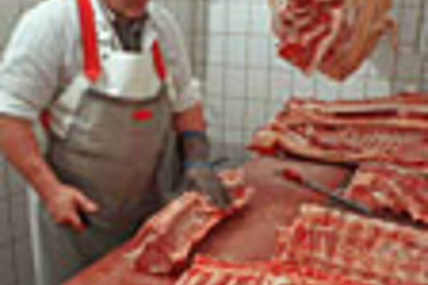 © BLE, Bildautor: Thomas Stephan Metzger beim Zerlegen von Schweinefleisch
