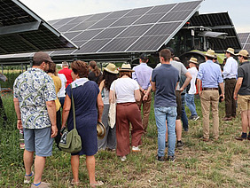 Teilnehmer'innen bei Besichtigung der Agri PV Anlage
