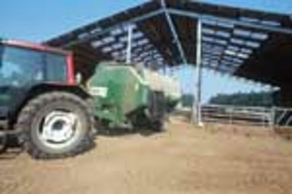 Offenstall und Futtermischwagen