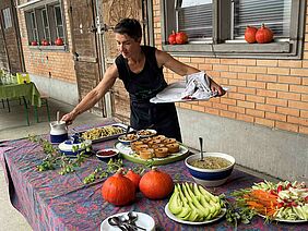 Une femme qui prépare un buffet de nourriture