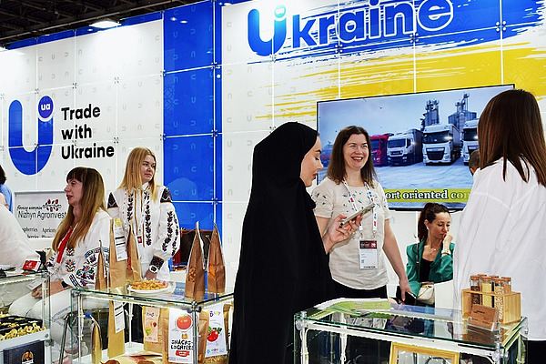 Un groupe de femmes devant un stand ukrainien.