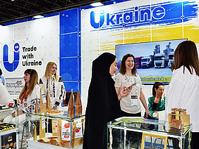 Un groupe de femmes devant un stand ukrainien.