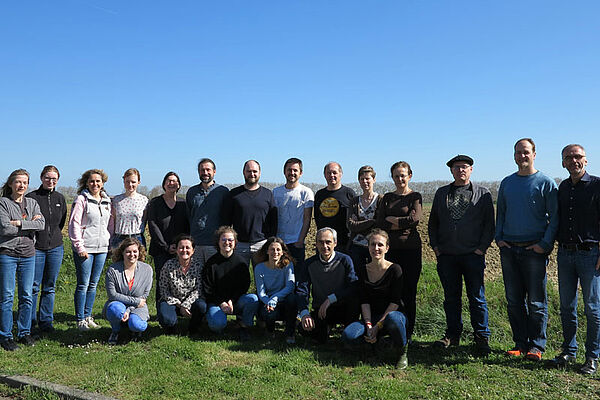 Gruppenbild mit 20 Personen.