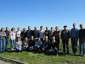 Gruppenbild mit 20 Personen.