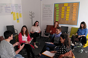 Mehrere Menschen in einer Seminarsituation