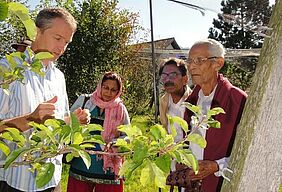 Bhaskar Save und Eric Wyss auf einer Obstplantage
