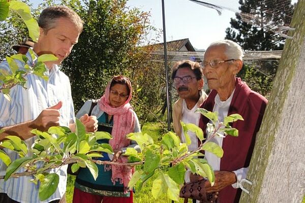 Bhaskar Save und Eric Wyss auf einer Obstplantage