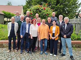 Gruppe von Frauen und Männern