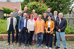 Gruppe von Frauen und Männern