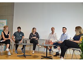 6 Menschen diskutieren in einem Panel