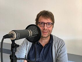 Florian Leiber hinter dem Podcast-Mikrofon