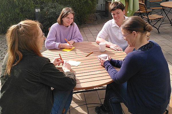 Vier Frauen, die diskutieren