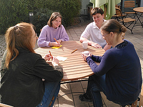 Vier Frauen, die diskutieren