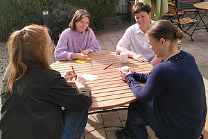 Vier Frauen, die diskutieren