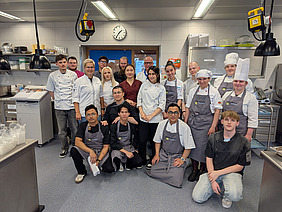 Gruppenfoto der Klasse einer Hotelberufsfachschule.