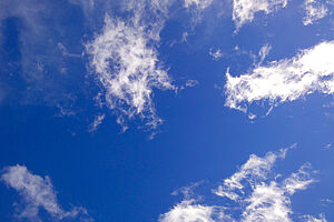 Blauer Himmel mit einigen Wolken