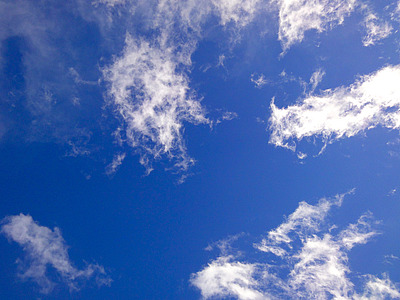 Leicht wolkiger Himmel.