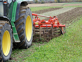 Traktor bei der  reduzierten Bodenbearbeitung