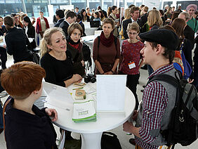 Menschen beim Karriere-Treff der BioFach 2013