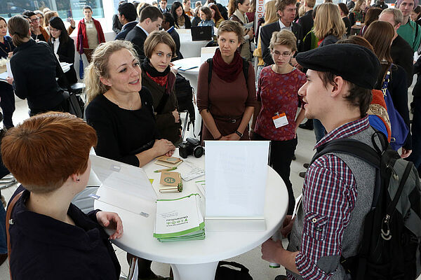 Menschen beim Karriere-Treff der BioFach 2013