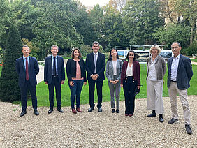 Un groupe de personnes se tient dans un parc