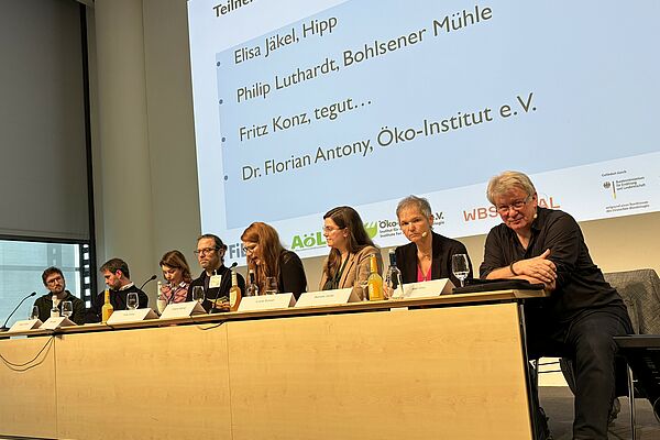 Podium mit Männern und Frauen